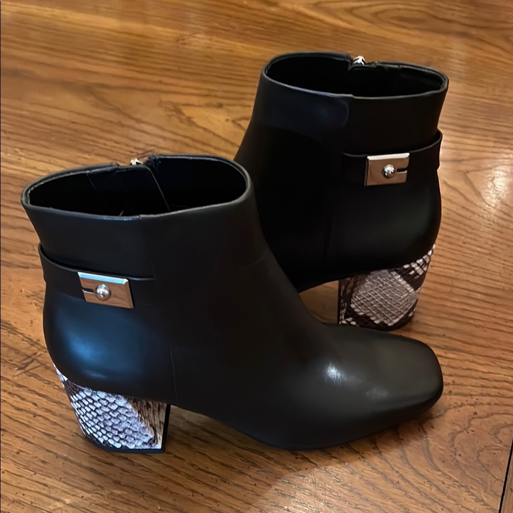 Vince Camuto laiklen Snakeskin Heel Ankle Bootie - Picture 6 of 13
